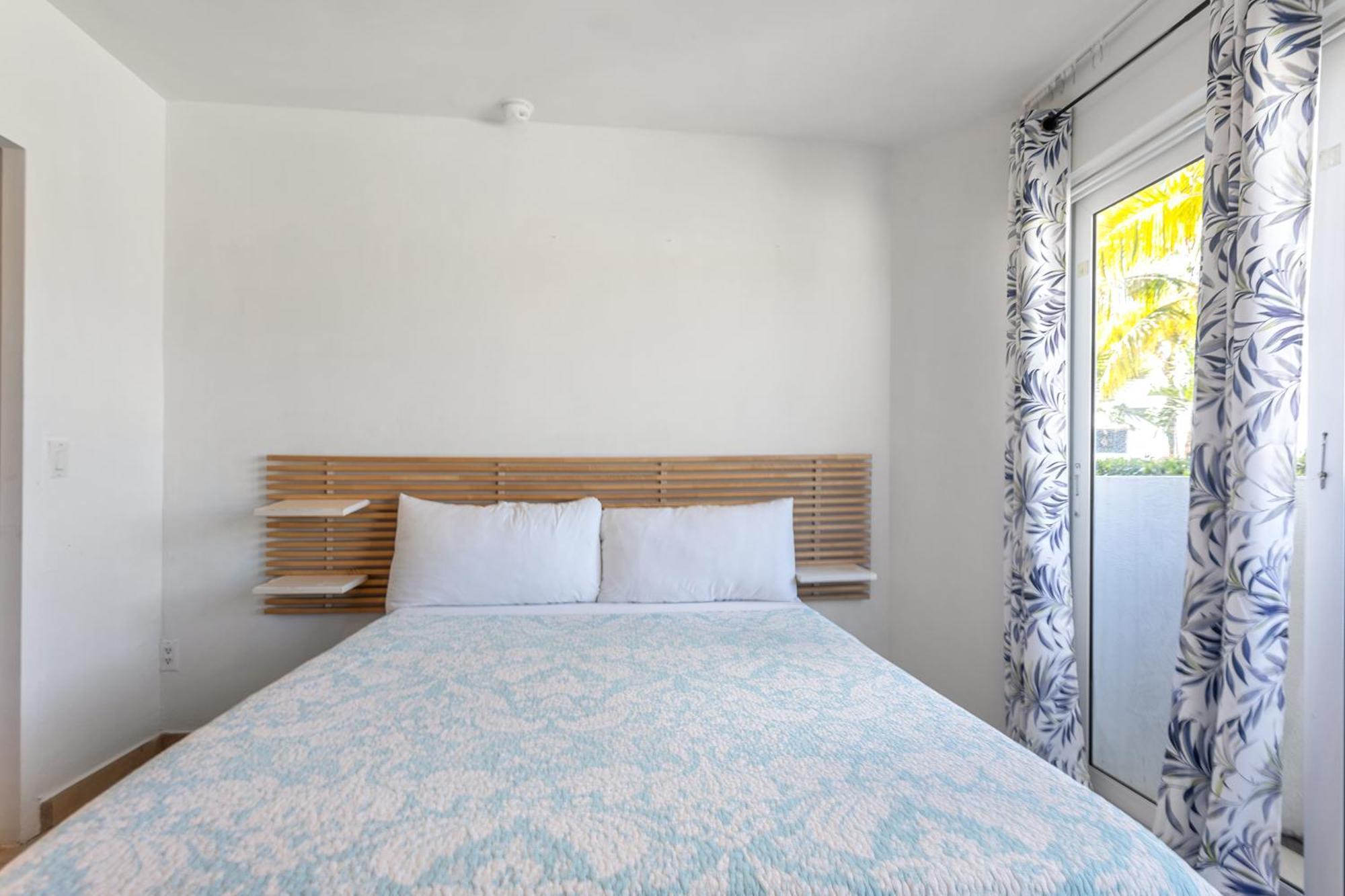 Maho Beach House - Petite Studio - Beach Access Екстер'єр фото