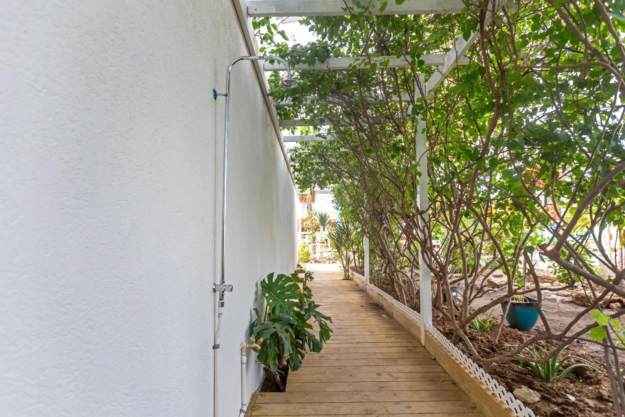 Maho Beach House - Petite Studio - Beach Access Екстер'єр фото