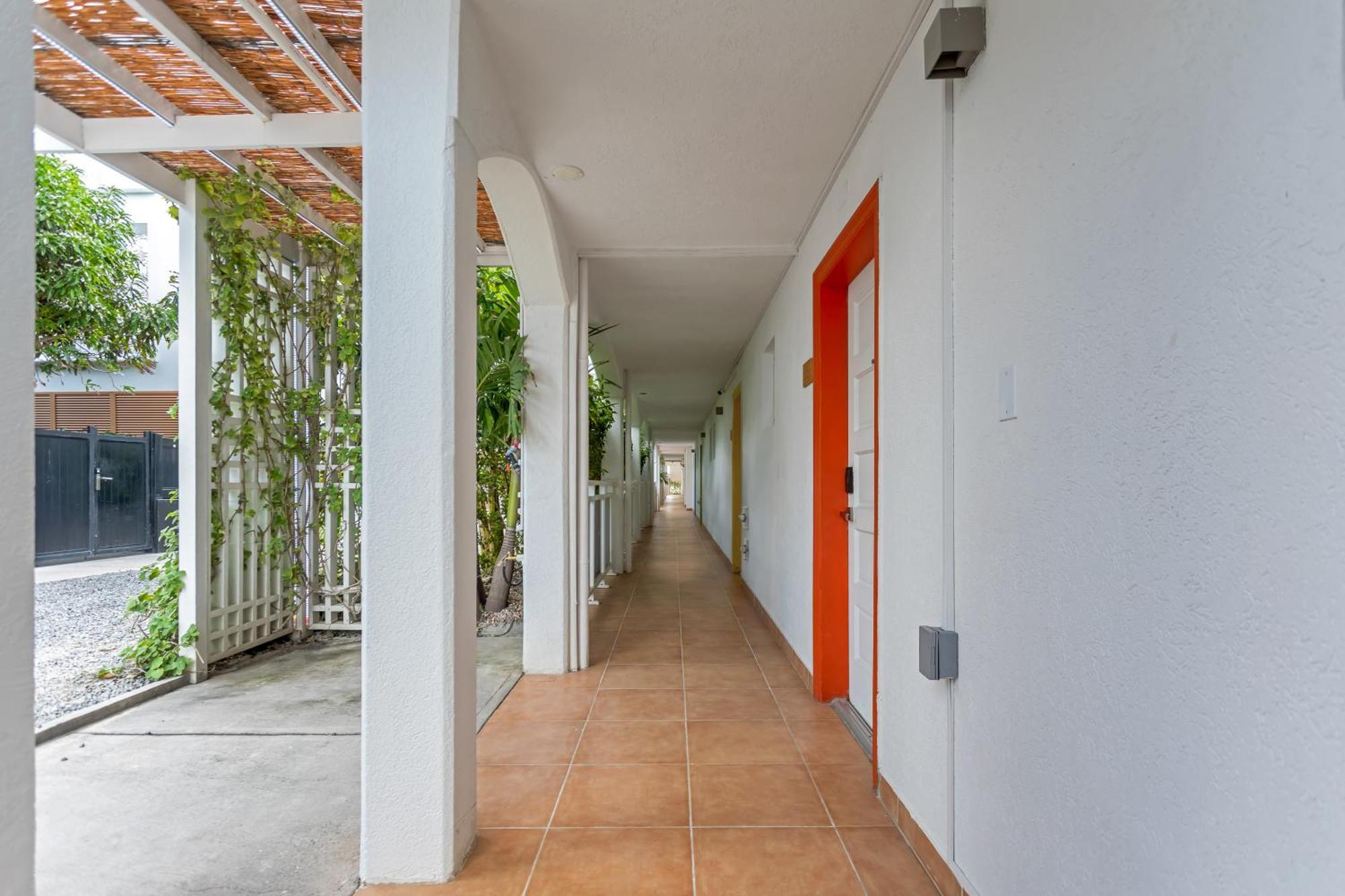 Maho Beach House - Petite Studio - Beach Access Екстер'єр фото
