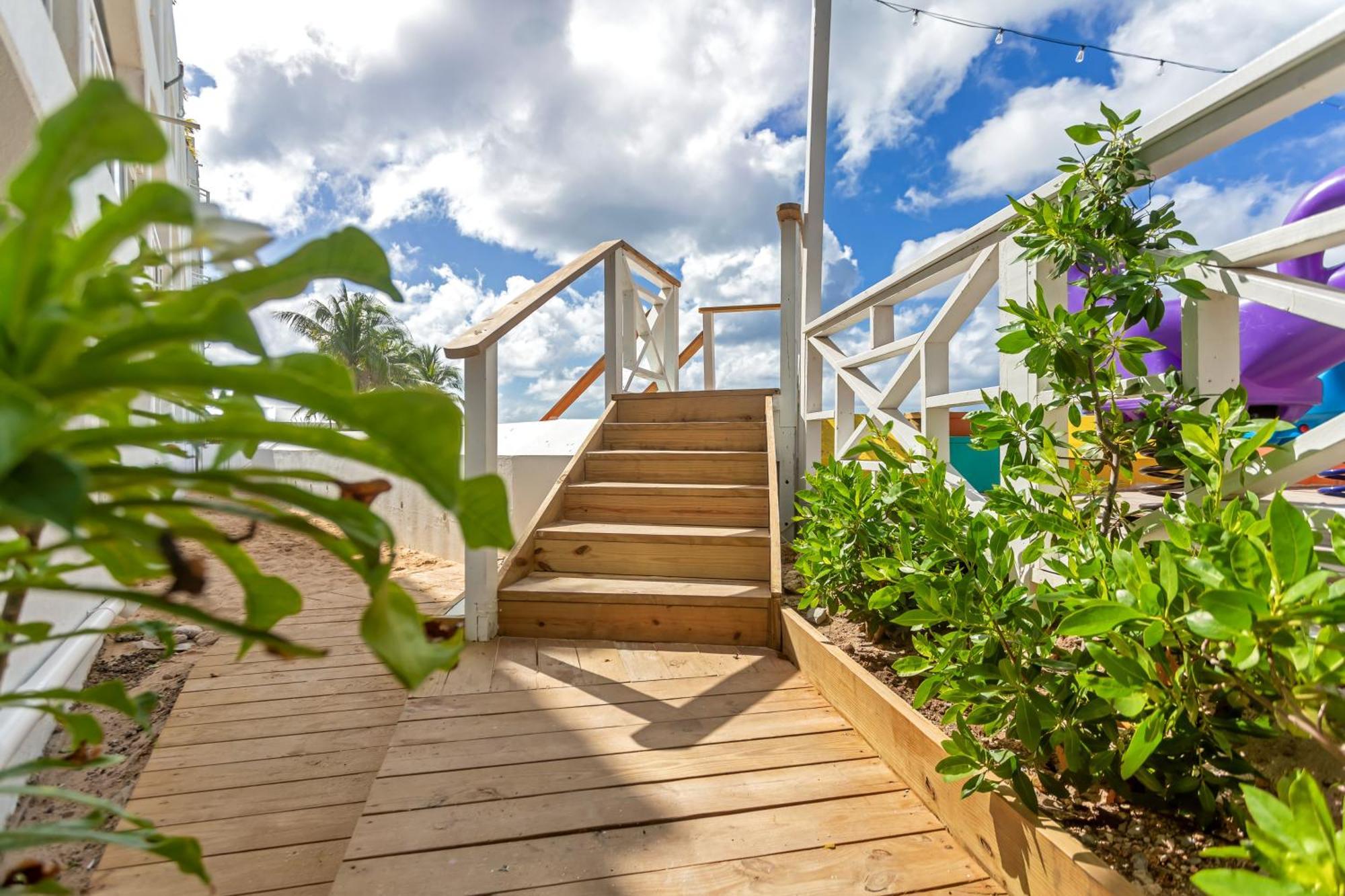 Maho Beach House - Petite Studio - Beach Access Екстер'єр фото